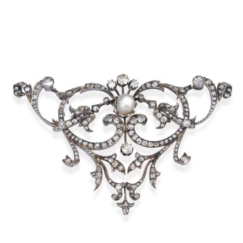  Broche época 'Belle Epoqué' con diamantes talla 'old cut european' de aprox. 6,80 ct en total y perla natural al centro de aprox. 5,54 ct. Ppios S. XX. Certificado GIA.
