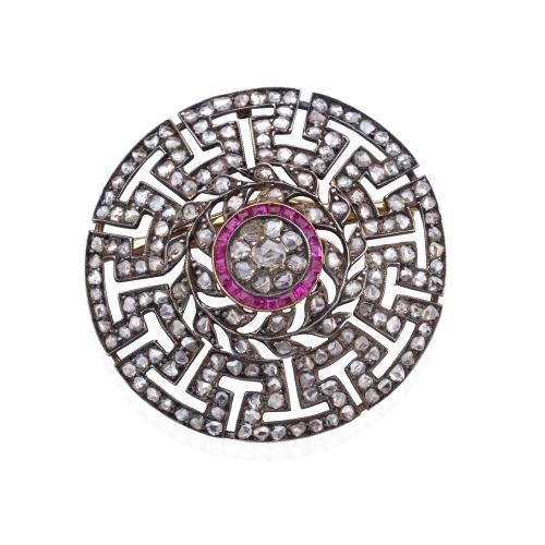  Broche con diseño circular con diamantes talla rosa y centro de rubíes calibrados. Mediados S. XIX.