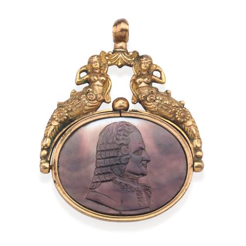  Colgante con dos placas en nácar con dos bustos de personajes dieciochescos sobre montura de metal dorado. S. XVIII - XIX.