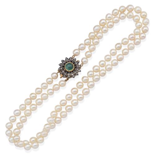  Collar con dos hilos de perlas cultivadas de aprox. 7,46 - 7,82 mm y cierre isabelino con esmeralda cabujón y diamantes talla rosa sobre flor en oro amarillo de 18 K con vista en plata.