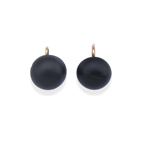  Pendientes cortos en oro rosa de 18 K con azabache cabujón, sig. XIX.