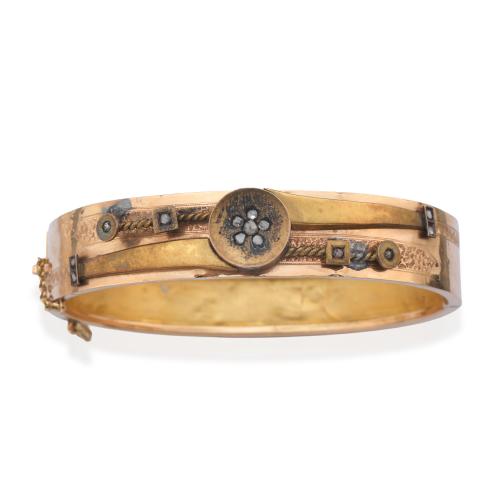  Pulsera rígida con diamantes talla rosa en engaste estrella realizado en oro amarillo de 18K. S. XIX.