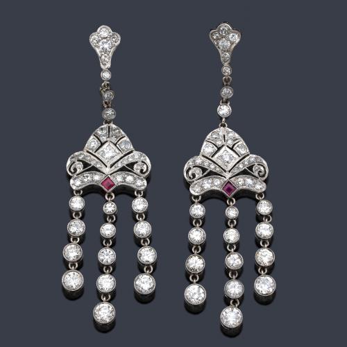  Pendientes largos tipo chandelier con brillantes de aprox. 5,35 ct en total y rubíes calibrados.