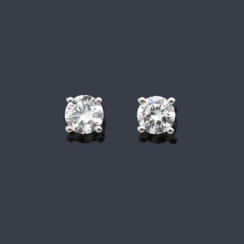  Dormilonas con pareja de brillantes de aprox. 1,00 ct en total.