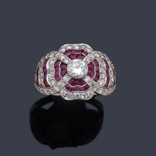  Anillo con diseño de flor con brillante central de aprox. 0,42 ct con orla curvada de rubíes de aprox. 4,48 ct y brillantes de aprox. 0,95 ct en total.