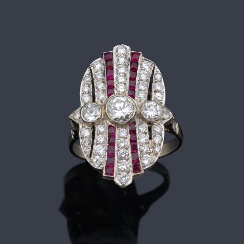  Anillo lanzadera con tres brillantes centrales de aprox. 0,35 ct en total y bandas de diamantes y rubíes.
