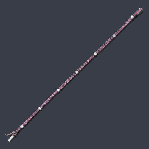  Pulsera rivière con rubíes calibrados de aprox. 3,45 ct en total y brillantes de aprox. 0,76 ct en total.