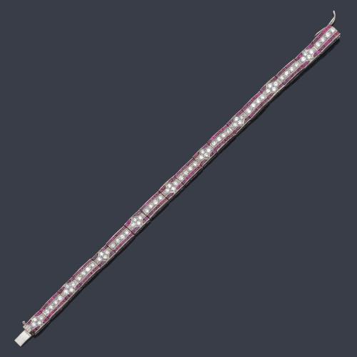  Pulsera estilo 'art decó' con banda de brillantes de aprox. 3,40 ct en total con banda de rubíes calibrados en ambos lados.