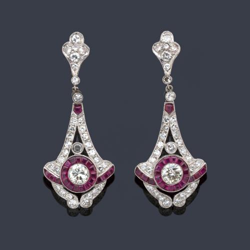  Pendientes largos con brillantes de aprox. 2,30 ct en total y rubíes calibrados de aprox. 2,30 ct.