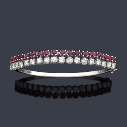  Pulsera rígida con frente de doble banda de brillantes de aprox. 1,60 ct y rubíes de aprox. 1,80 ct