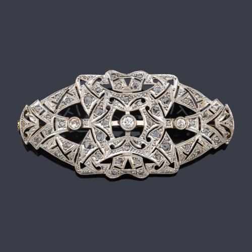  Broche - placa con diseño calado con diamantes talla rosa de aprox. 1,00 ct en total.