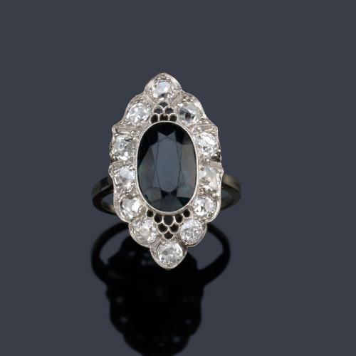  Anillo lanzadera con zafiro talla oval de aprox. 3,00 ct y diamantes talla 'old cut' de aprox. 1,60 ct en total. Años '20.