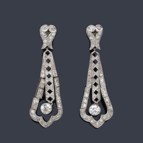  Pendientes largos con diseño calado y brillantes de aprox. 1,92 ct en total.