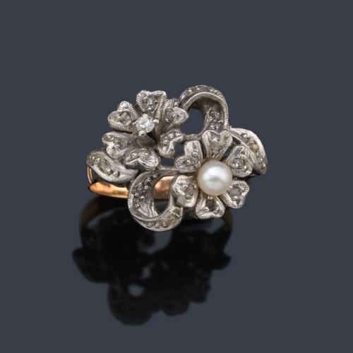  Anillo con doble motivo floral con perlita y diamantes talla rosa, en montura de oro amarillo de 18K y vista en platino.