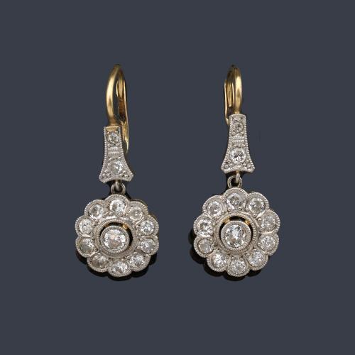  Pendientes largos con pareja de rosetones con diamantes talla antigua de aprox. 1,20 ct en total.
