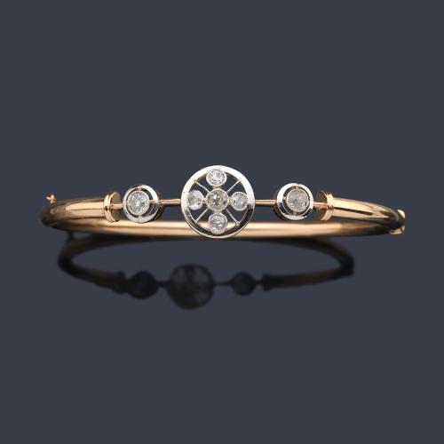  Pulsera rígida con motivo central calado con diamantes talla 'old cut' y en ambos lados un diamante talla antigua. Circa 1920.
