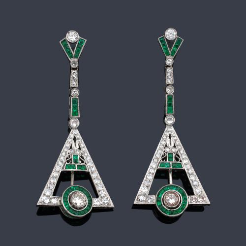  Pendientes largos con esmeraldas calibradas de aprox. 2,12 ct y brillantes de aprox. 2,57 ct en total.