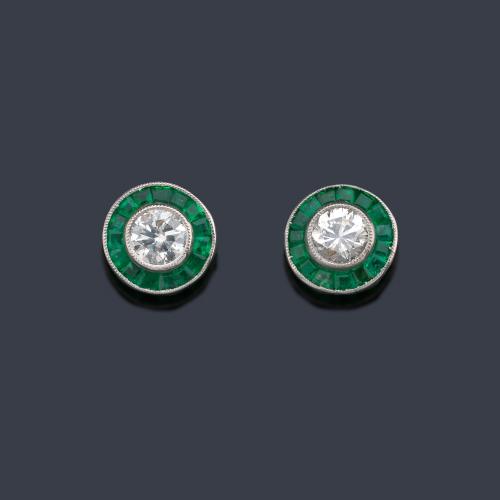  Pendientes 'ojo de perdiz' con pareja de brillantes de aprox. 0,40 ct en total y orla de esmeraldas calibradas de aprox. 1,00 ct.