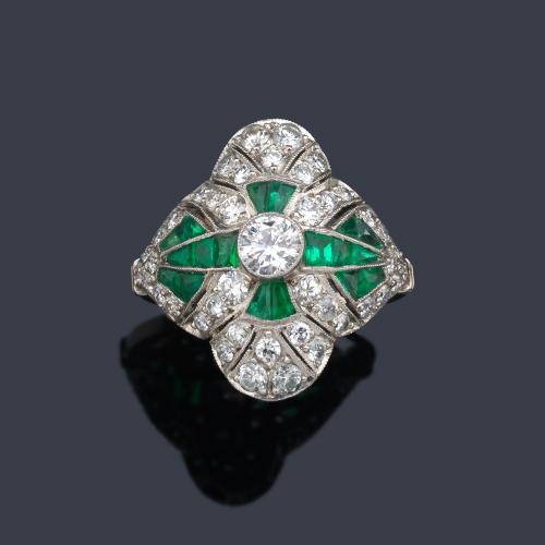  Anillo lanzadera con brillantes de aprox. 1,96 ct en total y esmeraldas calibradas de aprox. 2,00 ct en total.