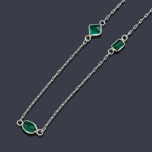  Cadena con siete esmeraldas de distintas tallas de aprox. 2,50 ct en total en platino.