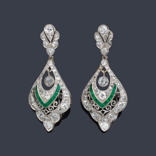  Pendientes largos con brillantes de aprox. 3,50 ct y esmeraldas calibradas de aprox. 0,83 ct.