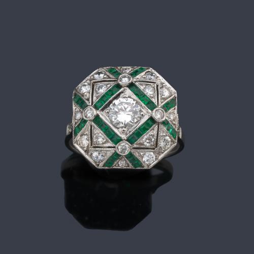  Anillo de diseño geométrico con brillantes de un peso total aprox. 1,23 ct y esmeraldas calibradas.