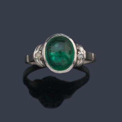  Anillo con esmeralda talla cabujón de aprox. 1,40 ct en montura de oro blanco de 18K.