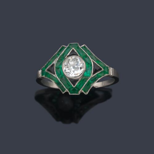  Anillo con diamante central talla 'Old cut' y bandas de esmeraldas y ónix calibradas.