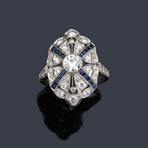  Anillo con diamante central talla 'old cut' y zafiros calibrados en montura de platino.
