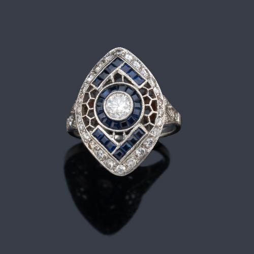  Anillo lanzadera con diamante central de aprox. 0,32 ct con zafiros calibrados y diamantes.