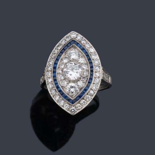  Anillo lanzadera con brillante central de aprox. 0,40 ct con doble orla de brillantes de aprox. 0,90 ct y zafiros calibrados.