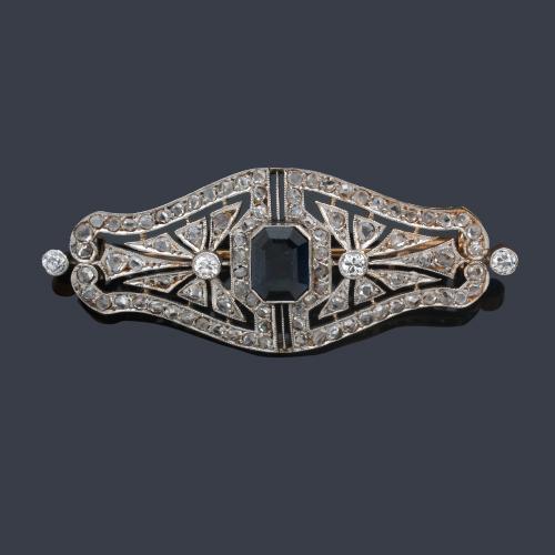  Broche con diseño calado con zafiro central y diamantes talla antigua y rosa. Ppios S. XX.
