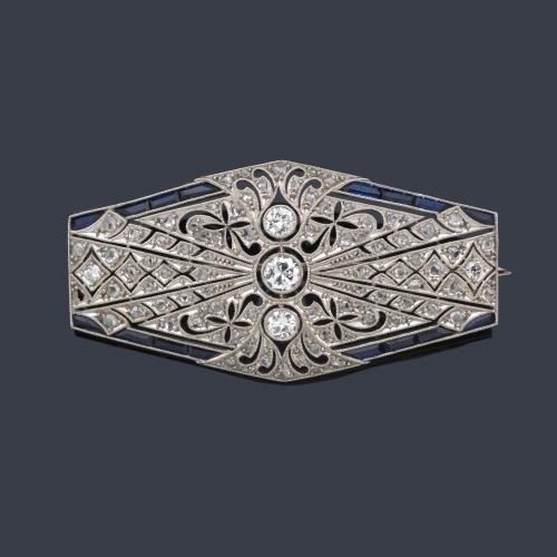  Broche Art Decó de platino con diamantes y zafiros.