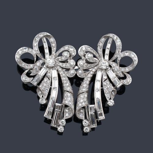  Broche doble - clip con diamantes talla brillante, baguettes y sencilla de aprox. 5,96 ct en total. Años '60.