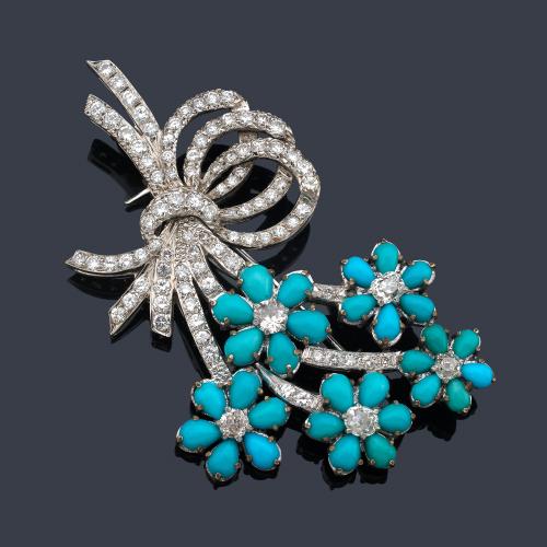  Broche con diseño de bouquet floral con diamantes talla brillante y 'old cushion' de aprox. 4,43 ct en total y turquesas talla cabujón. Años '60.