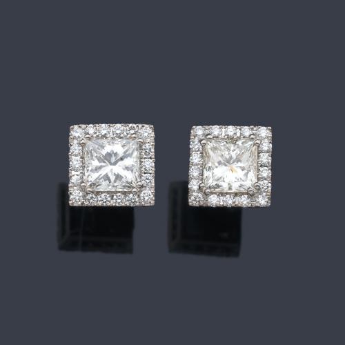 Pendientes cortos con dos diamantes talla princesa de aprox. 1,51 ct y 1,52 ct respectivamente. Un certificado HRD.