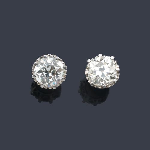  Dormilonas con pareja de diamantes talla 'old cut' de aprox. 4,45 ct y 4,35 ct respectivamente.