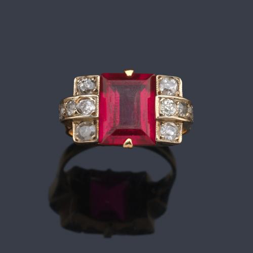  Anillo chevalier con rubí sintético central y diamantes talla rosa. Años '40.