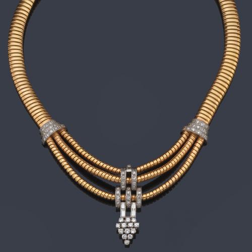 Collar retro años '40 con detalles centrales con diamantes talla brillante y baguette de aprox. 2,60 ct en total.