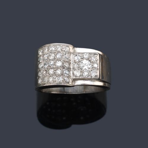  Anillo chevalier diamantes talla sencilla en montura de oro blanco de 18K. Años '40.