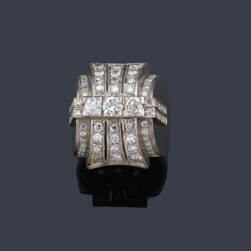  Anillo chevalier de forma bombé con bandas de diamantes talla sencilla en montura de oro blanco de 18K. Años '40.