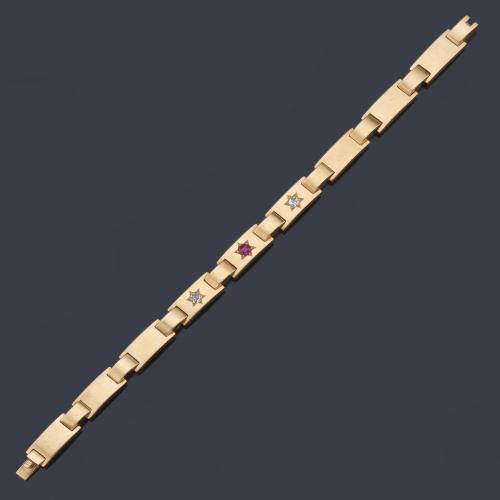  Pulsera años 40 en oro amarillo de 18 K con rubí sintético y dos diamantes talla antigua.