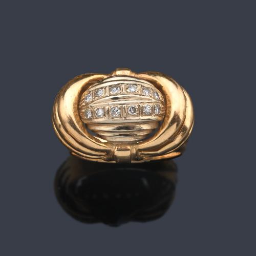  Anillo retro con motivo central con diamantes talla 8/8 y dos motivos gallonados en montura de oro amarillo de 18K. Años '40.