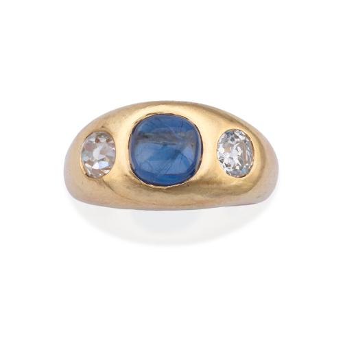  Anillo con zafiro cabujón de aprox. 1,20 ct con dos diamantes de aprox.  0,50 ct cada uno. 