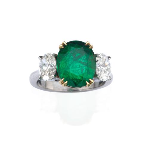  Anillo con esmeralda talla oval de aprox. 4,36 ct con dos diamantes talla oval de aprox. 1,49 ct en total.