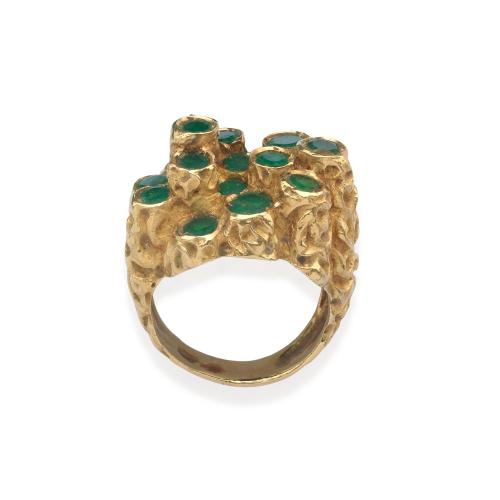  Anillo en oro amarillo de 18 K con diseño texturizado en forma libre estilo "freform" y adornado con esmeraldas talla redonda.