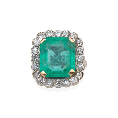  Anillo con esmeralda central (Rusia) de aprox. 7,49 ct con orla de diamantes. Certificado GCS.