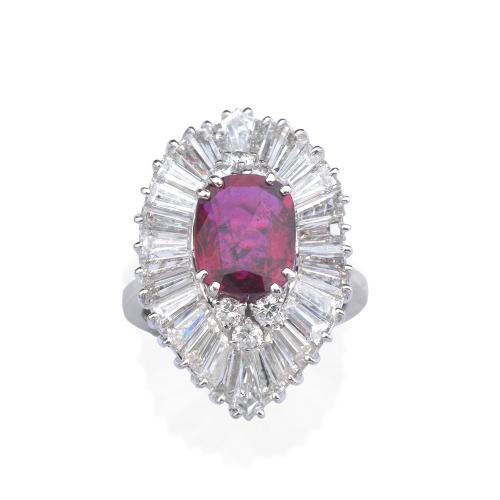  Anillo con rubí talla oval de aprox. 3,15 ct con una orla tipo bailarina con diamantes talla brillante y trapecio de aprox. 3,40 ct en total. Certificado GRS y HRD.