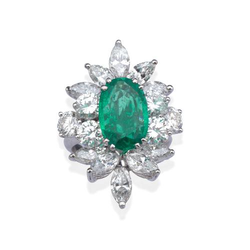  Anillo con esmeralda talla oval de aprox. 2,73 ct con orla de diamantes talla brillante y marquís de aprox. 7,00 ct en total. Certificados GRS y GIA.