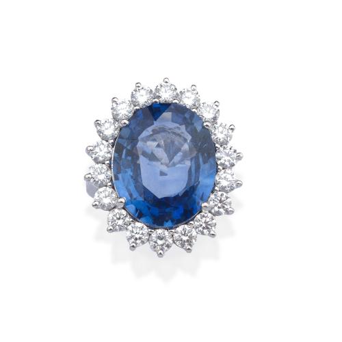  Anillo con zafiro talla oval de aprox. 11,28 ct con orla de brillantes de aprox. 2,00 ct en total. Certificado GIA.